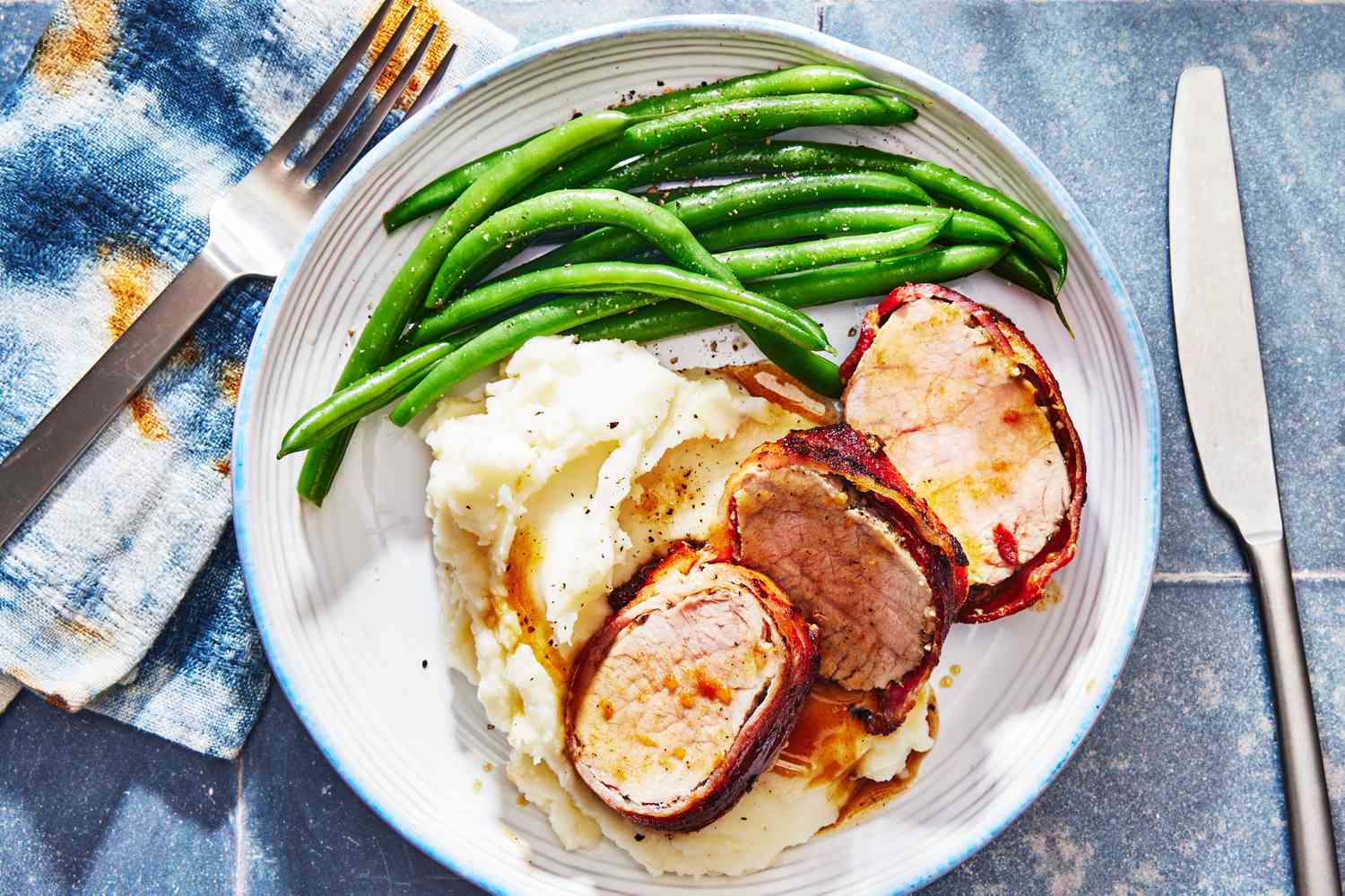 Juicy Bacon Wrapped Pork Tenderloin: A Flavor-Packed Crowd-Pleaser